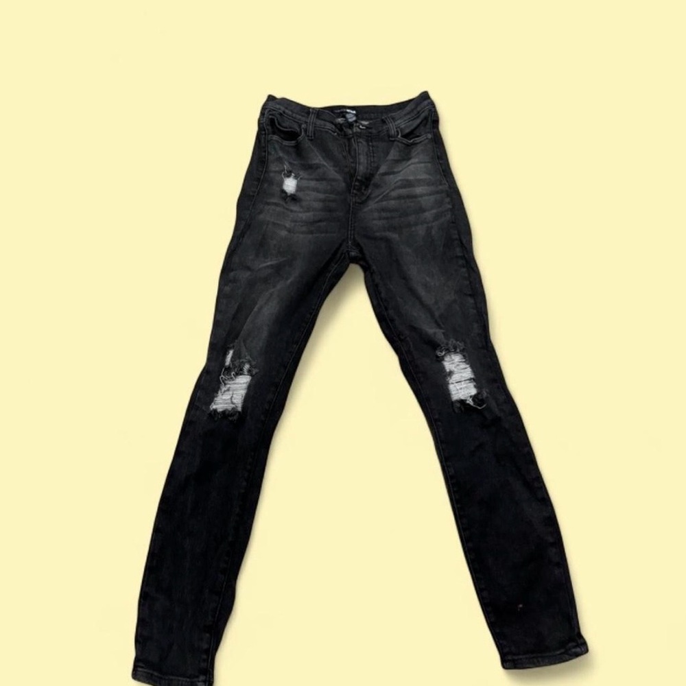 ✨ Fashion Nova
black distressed skinny jeans✨